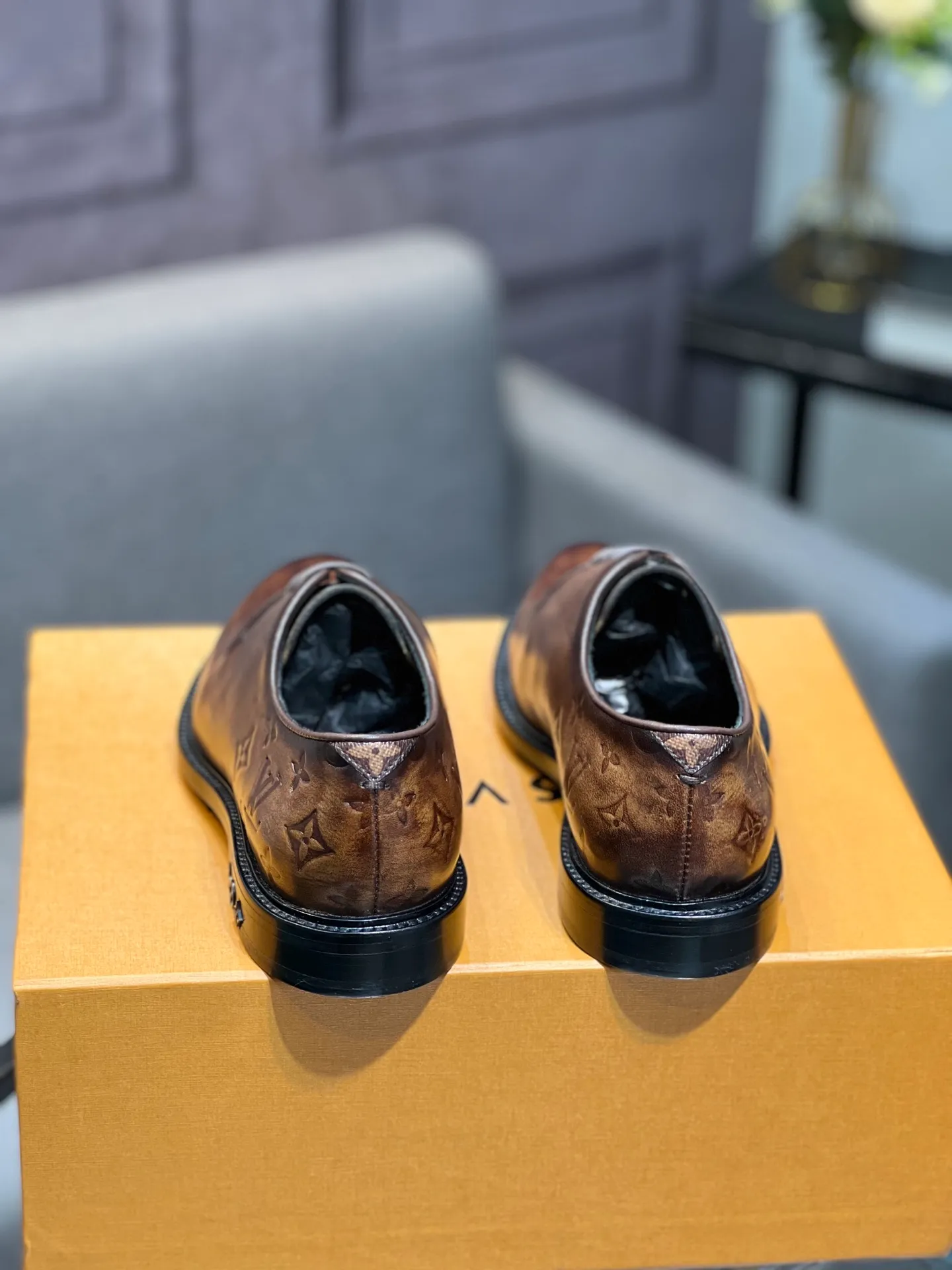 Men's shoes 💰1020 LV top luxury brand, high-quality men's business formal leather shoes, imported genuine leather soles! Customized imported leather, the first layer of open-edge beaded lacquered cowhide, the texture is incomparable, the imported cowhide lining, high-end high-end shoes, don't miss it! size:39-44 (Male 38 45 46 customized)